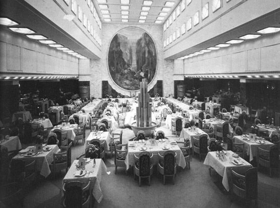 Vue de la salle à manger des première classe | Par Auteur inconnu — [1], Domaine public, https://commons.wikimedia.org/w/index.php?curid=64486151