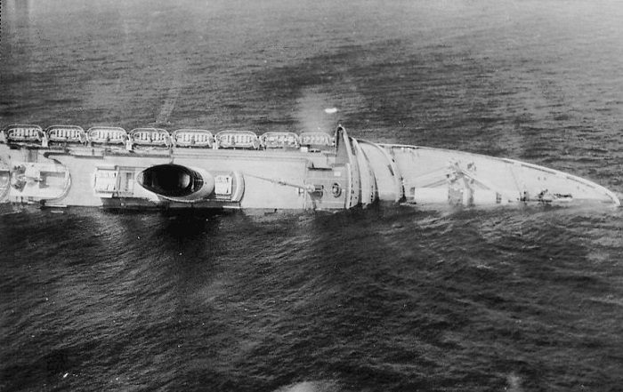 Vue de l'Andrea Doria durant son chavirement | Par Harry A. Trask — eBayfrontback, Domaine public, https://commons.wikimedia.org/w/index.php?curid=37587162