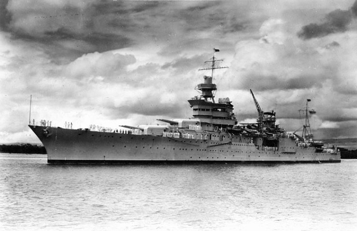 L'USS Indianapolis à Pearl Harbor en 1937 | Par Auteur inconnu — U.S. Navy photo NH 53230, Domaine public, https://commons.wikimedia.org/w/index.php?curid=695024