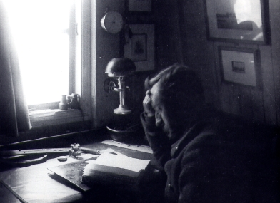 Adrien de Gerlache dans sa cabine | Photo issue de Wikipédia