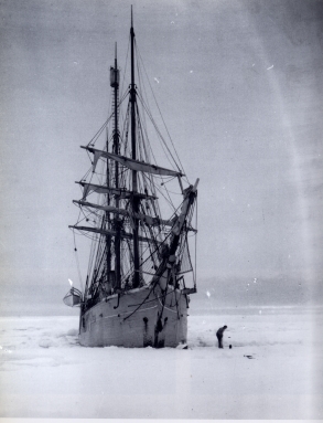 La Belgica dans la banquise | Par Adrien de Gerlache — Adrien de Gerlache (1902), Quinze mois en Antarctique, p171, Domaine public, https://commons.wikimedia.org/w/index.php?curid=215899