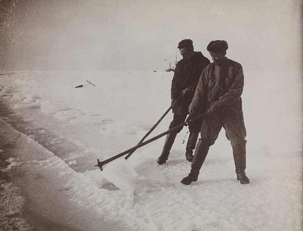 Roald Amundsen et Engelbret Knudsen sur la banquise en 1899 | Photo issue de Wikipédia