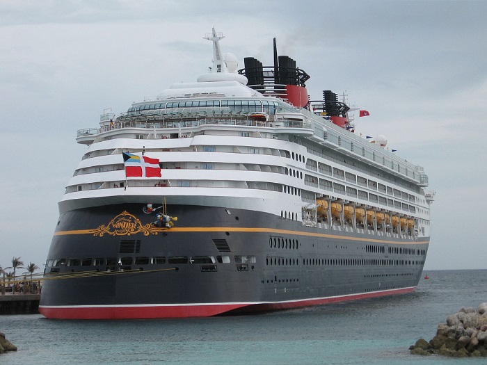 Le Disney Wonder amarré à Castaway Cay | Par Shorelander (self) — Travail personnel, CC BY 2.5, https://commons.wikimedia.org/w/index.php?curid=1578726