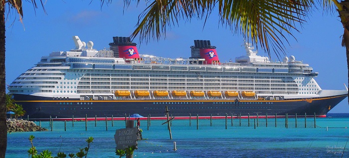 Le Disney Fantasy à Castaway Cay en 2015 | Par Chad Sparkes from Kissimmee,Florida, United States — Disney Fantasy at Castaway Cay, CC BY 2.0, https://commons.wikimedia.org/w/index.php?curid=59002190 Le Disney Fantasy à Castaway Cay en 2015 | Par Chad Sparkes from Kissimmee,Florida, United States — Disney Fantasy at Castaway Cay, CC BY 2.0, https://commons.wikimedia.org/w/index.php?curid=59002190