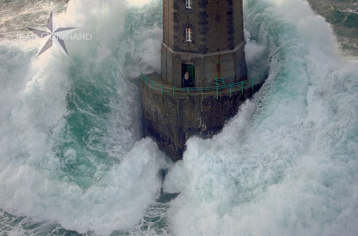 Phare de la Jument et le gardien Théodore Malgorn, Ouessant | Photo @ 1989  Jean Guichard https://www.jean-guichard.com/bienvenue-sur-le-site-officiel-de-jean-guichard