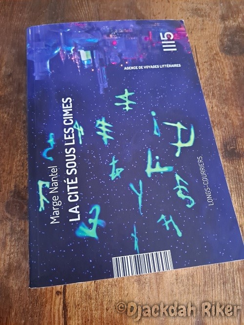 La cité sous les cimes @ 2023 éditions 1115 | Illustration de couverture @ Marie Veronesi & Victor Yale | Photo @ Djackdah Riker, édition privée La cité sous les cimes @ 2023 éditions 1115 | Illustration de couverture @ Marie Veronesi & Victor Yale | Photo @ Djackdah Riker, édition privée