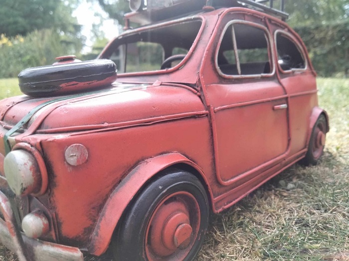La voiture rouge (miniature) de Créations De Babo, jouet collection privée | Photo @ Christobal Columbus réalisée dans son jardin ^-^ La voiture rouge (miniature) de Créations De Babo, jouet collection privée | Photo @ Christobal Columbus réalisée dans son jardin ^-^