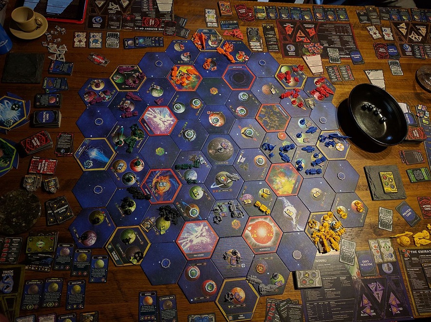 Twilight Imperium (3ème édition), le jeu sur une table | By Jld1985 - Own work, CC BY-SA 4.0, https://commons.wikimedia.org/w/index.php?curid=51445497