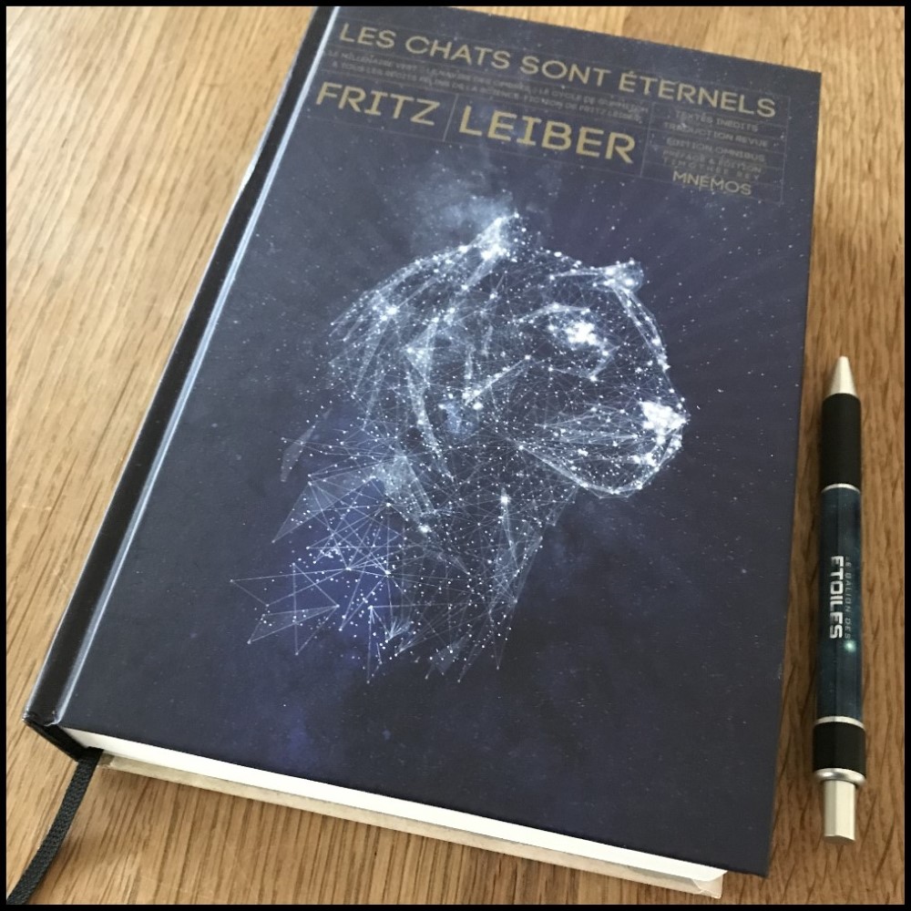 Les chats sont éternels @ 2021 Mnémos | Illustration de couverture @ Atelier Octobre Rouge | Photo @ Koyolite Tseila, édition privée Les chats sont éternels @ 2021 Mnémos | Illustration de couverture @ Atelier Octobre Rouge | Photo @ Koyolite Tseila, édition privée