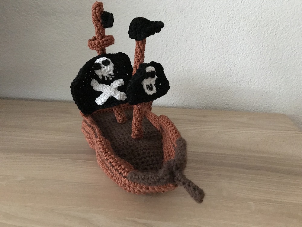 Le Galion des Etoiles en crochet réalisé par Dominique Lémuri | Photo @ 2023 Koyolite Tseila