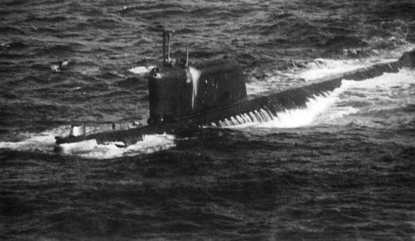 Le K-19, photographié en surface par un avion de l'US Navy en février 1972 | Par US Navy employee on duty — Norman Polamar Cold War Submarines., Domaine public, https://commons.wikimedia.org/w/index.php?curid=1492368