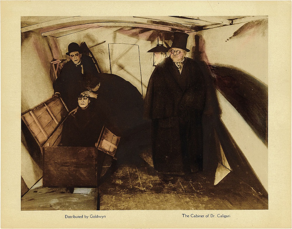 Lobby card représentant le docteur examinant Cesare, le somnambule | Par Goldwyn Distributing Company (US) — Heritage Art Gallery, Domaine public, https://commons.wikimedia.org/w/index.php?curid=17281760