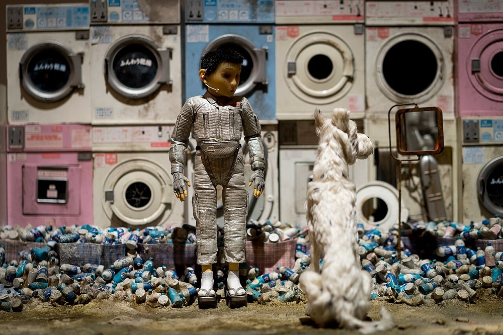 Décors et figurines utilisés dans le film "L'Île aux chiens" | Par Paul Hudson from United Kingdom — Isle of Dogs, CC BY 2.0, https://commons.wikimedia.org/w/index.php?curid=68543381