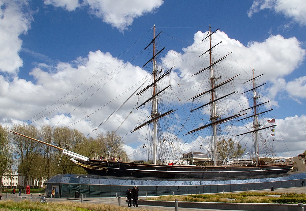 Le navire musée Cutty Sark en cale sèche au bord de la Tamise de Londres @ Tony Hisgett from Birmingham, UK — Cutty Sark 4Uploaded by tm, CC BY 2.0, https://commons.wikimedia.org/w/index.php?curid=27909284
