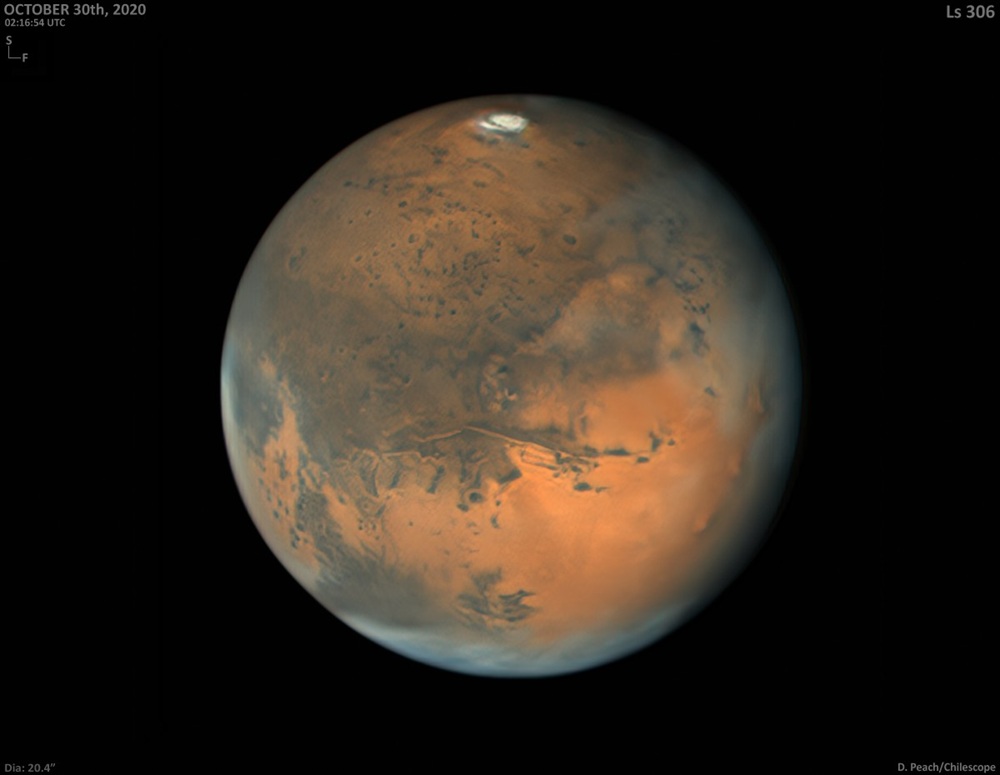 Mars, Valles Marineris projette au milieu ses striures horizontales | Photo © 2020 Damian Peach, https://www.damianpeach.com, avec son aimable autorisation Mars, Valles Marineris projette au milieu ses striures horizontales | Photo © 2020 Damian Peach, https://www.damianpeach.com, avec son aimable autorisation