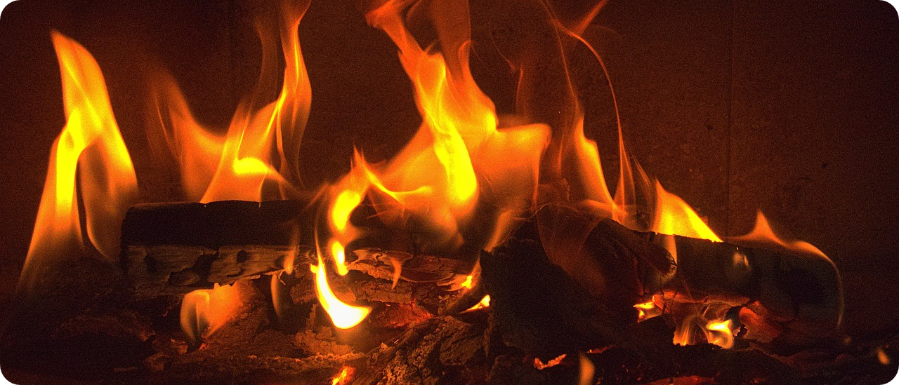 Photo © Anaterate, libre d'utilisation, https://pixabay.com/fr/photos/chemin%C3%A9e-feu-flammes-braise-7537706/