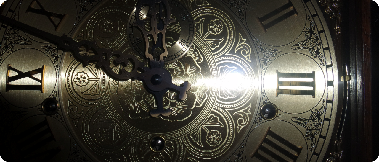 Illustration : Horloge analogique en laiton et argent © Wallpaper Flare – libre d’utilisation, domaine public | Source : wallpaperflare.com