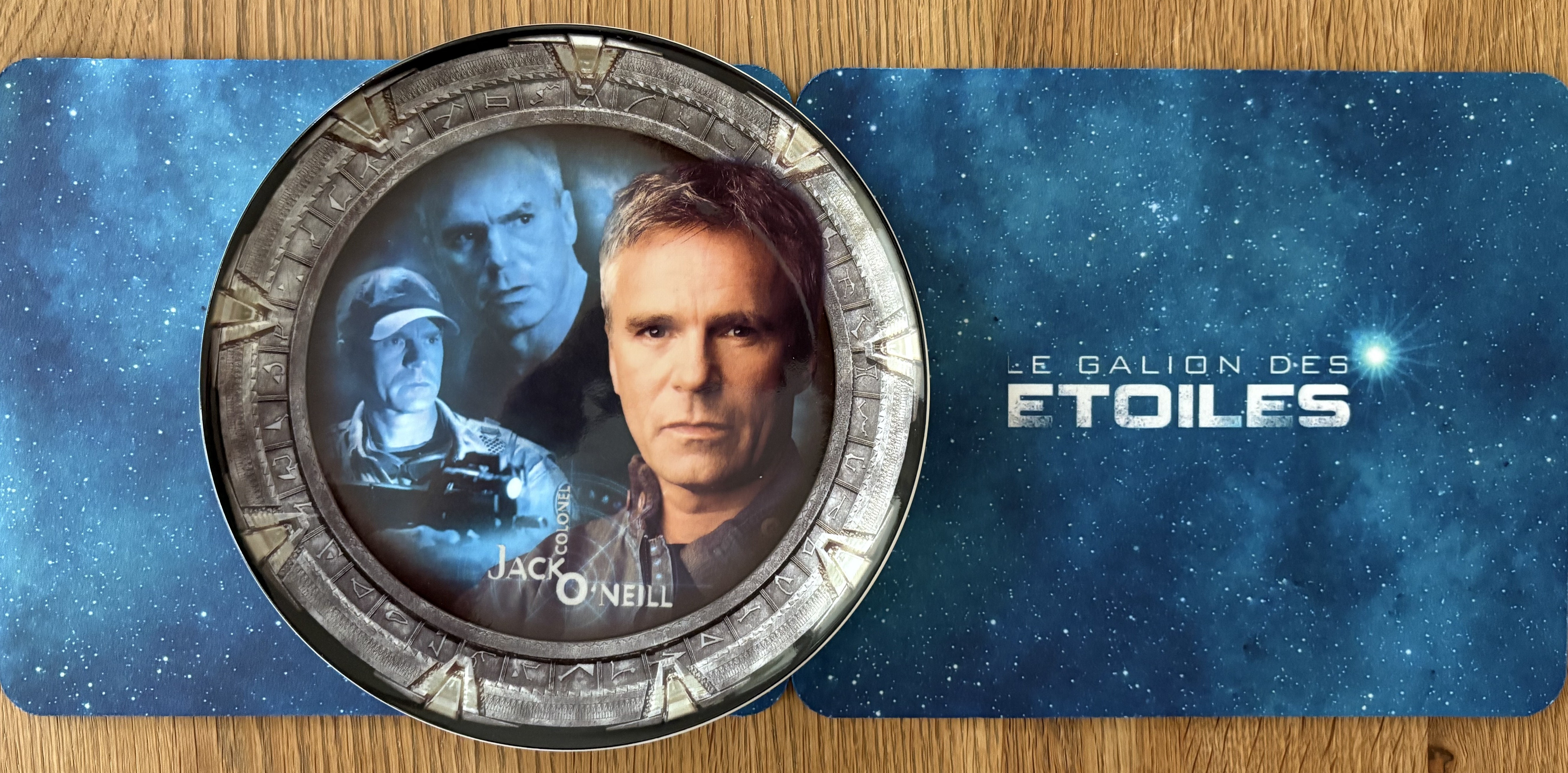 Mon assiette Jack O'Neill sur un tapis de souris "Le Galion des Etoiles" | Photo © Koyolite Tseila, collection privée Mon assiette Jack O'Neill sur un tapis de souris "Le Galion des Etoiles" | Photo © Koyolite Tseila, collection privée