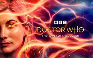 Doctor Who : Le pouvoir du Docteur, poster promotionnel @ BBC | By https://www.radiotimes.com/tv/sci-fi/doctor-who-power-doctor-poster-images-preview-newsupdate/, Fair use, https://en.wikipedia.org/w/index.php?curid=72098127